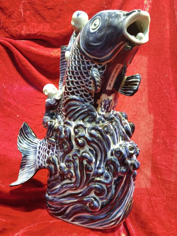 明代早期，宣德青花瓷塑，鯉魚躍龍門