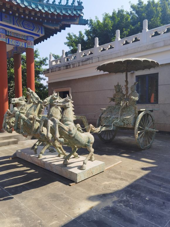 春秋戰國時期車馬人，天子駕六，長五米，高近三米，重近三噸