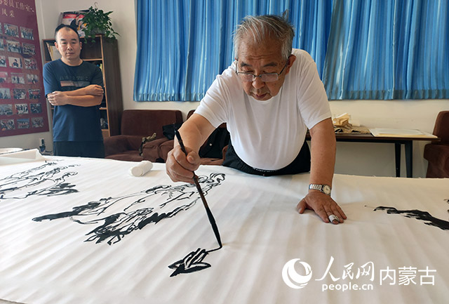 畫家馬鐵現場創作。人民網 王慧攝